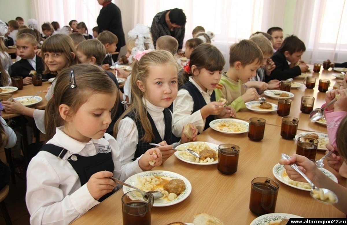 Бесплатное питание  для всех начальных  классов введут  в Казахстане