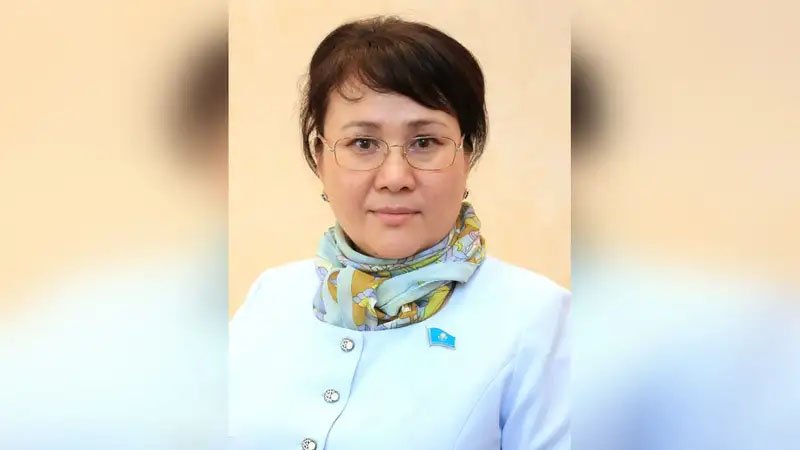 Вновь избранная депутатом Сената Бибигуль Аккужина на пленарном заседании палаты 28 декабря 2023 года принесла присягу народу Казахстана.      