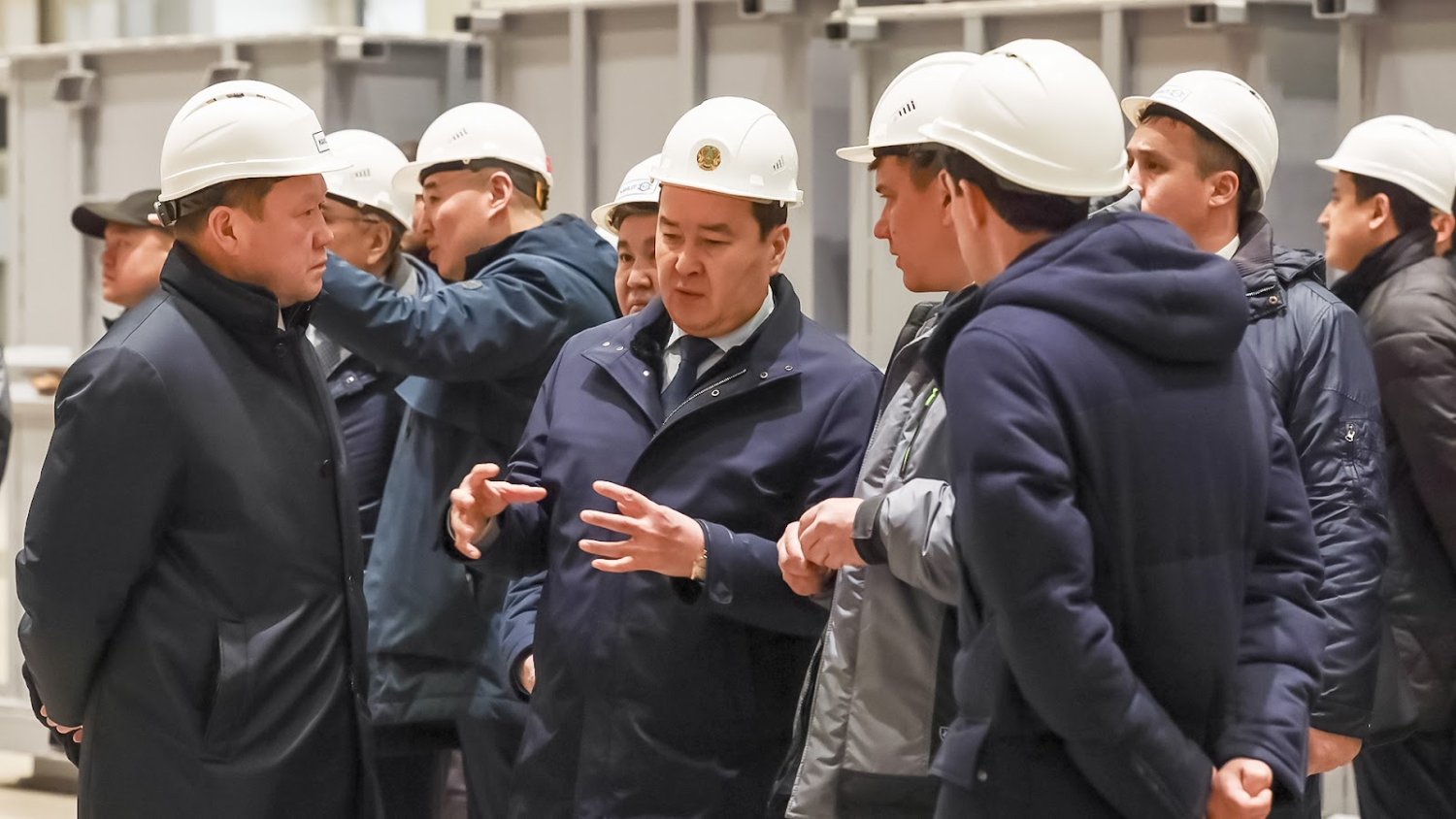 Переход казахстанского автопрома на новый уровень: Алихан Смаилов посетил машиностроительные предприятия Костанайской области