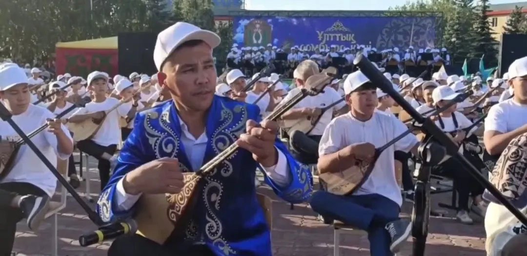 Домбристы исполнили популярные казахские кюи