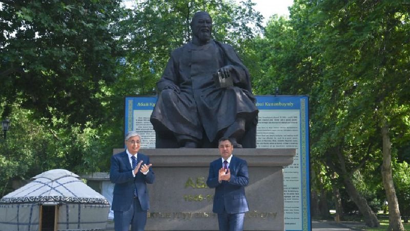 Токаев принял участие в церемонии открытия памятника Абаю Кунанбаеву в Бишкеке